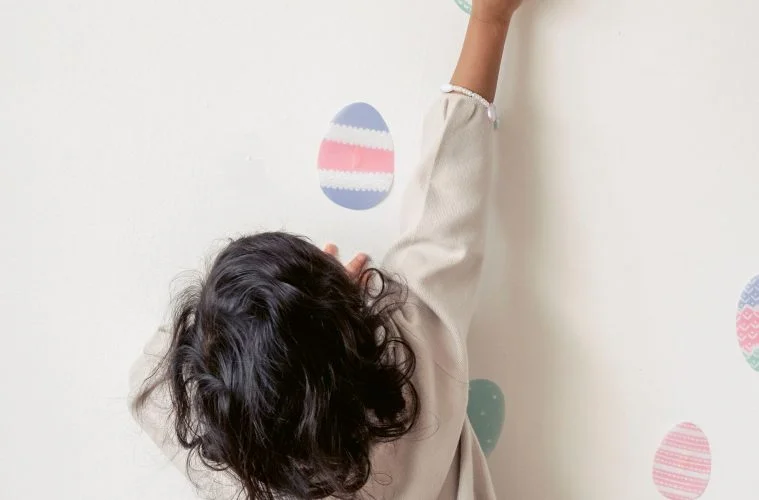 Как удалить следы от наклеек со стен, дерева, пластика и других поверхностей